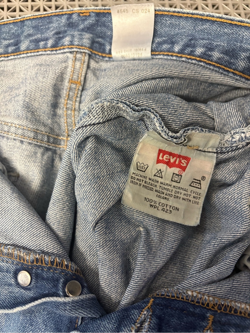 Vintage Levi's 501 Medium Wash Button-Fly Blue Jeans - Y2K - Picture 6 of 15